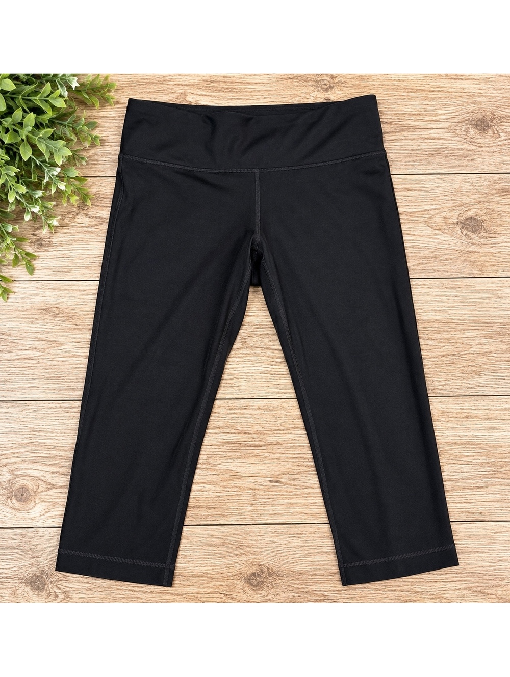 Under Armour HeatGear Medium Black Capri Leggings Cropped Athletic Workout Pants